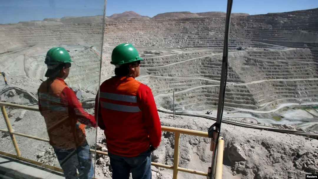 Workers overlooking Escondida’s open pit in March 2008. Credit: Reuters, via Voice of America.